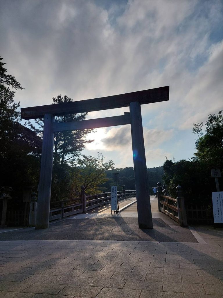 早朝の伊勢神宮内宮・宇治橋前の鳥居